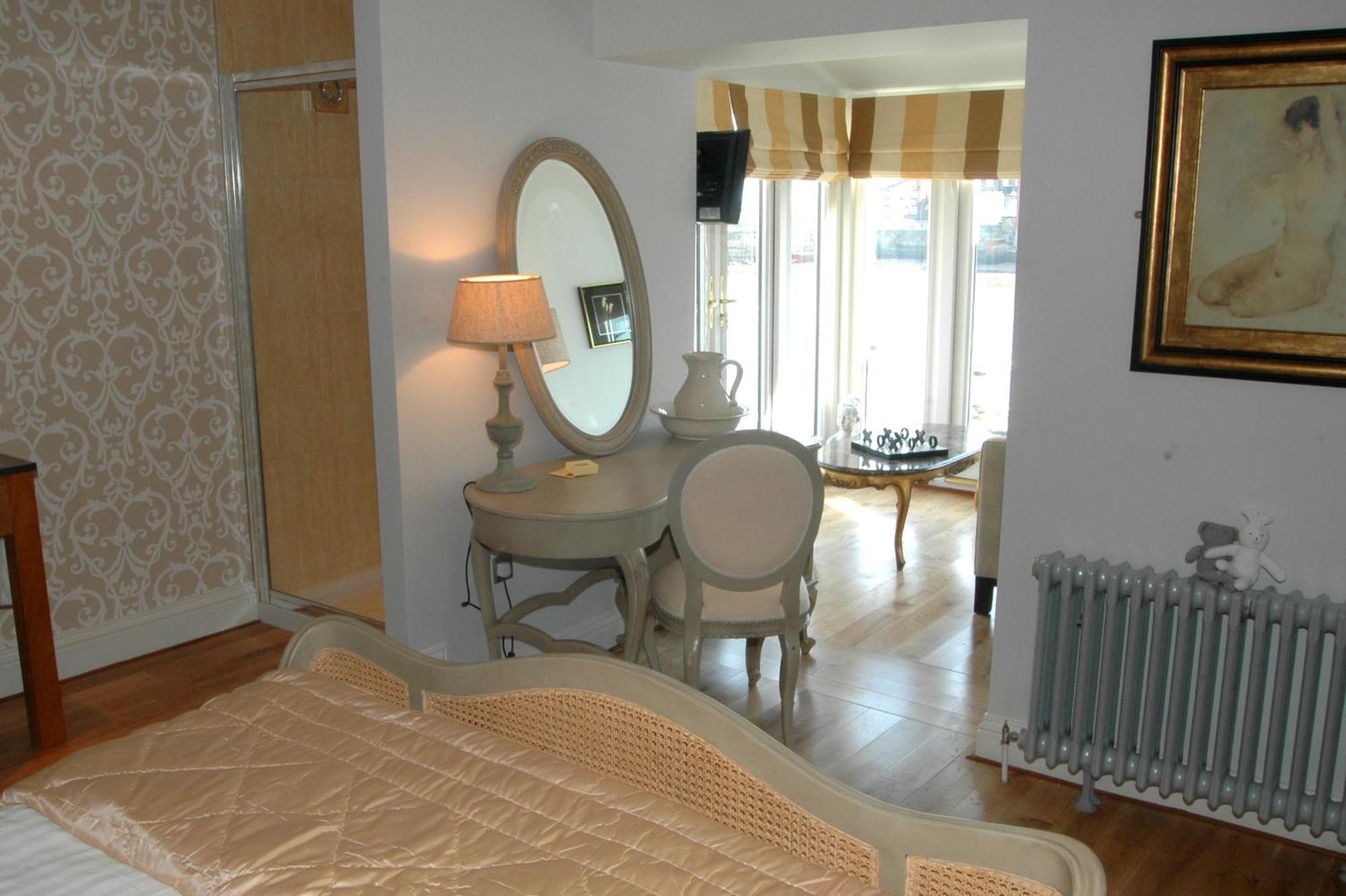 The Marine Hotel & Restaurant 휫비 외부 사진